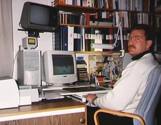 Peter Friberg vid arbetsbordet för några år sedan...